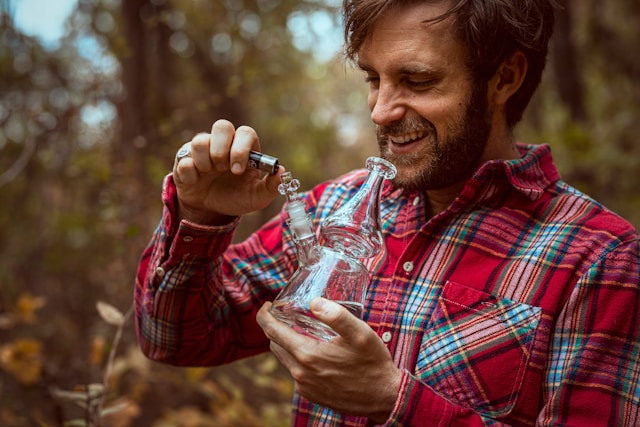 How to Use a Small Bong: A Beginner's Guide